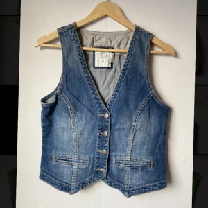 Label of graded goods, vintage style H&M denim waistcoat  - Good condition 