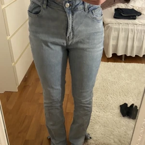 Bootcut jeans  - Ljusa Bootcut jeans som är lite öppen längst nere vid benen. Nyskick, från madlady. 200kr💕strl 38