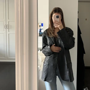Vintage skinnjacka  - Säljer denna jättesnygga skinnjacka. Inköpt från en vintagebutik i Köpenhamn. Köptes för 660kr. Har ej använt den så säljes för 550kr. Jackan passar en S-L beroende på hur du vill att den ska sitta.  Köparen står för frakten🫶🏼