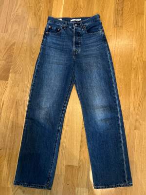 Jeans från Levis, supersnygga, använda snålt under en sommar, för små för mig nu. Storlek 24 i midjan och 27 i längden. 