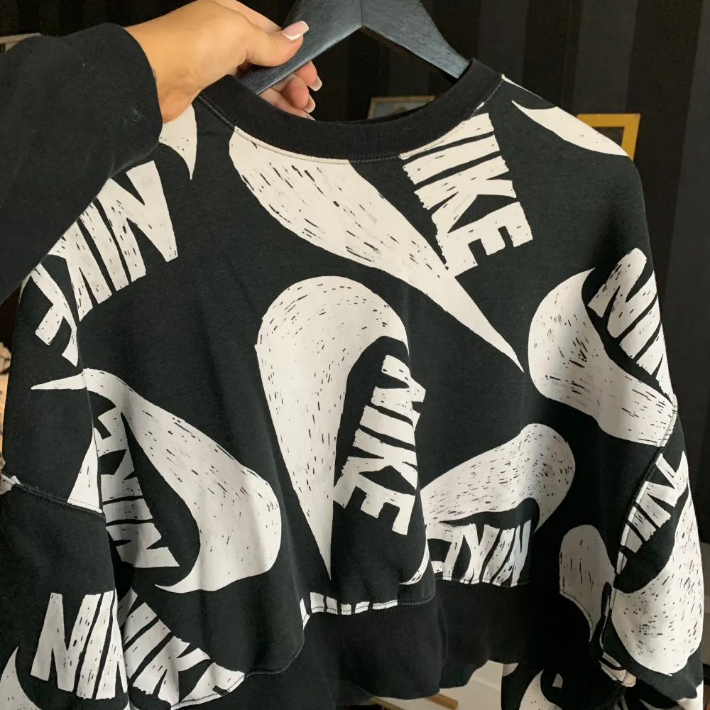 Nike tröja som slutar precis vid midjan. Storlek M💕. Hoodies.