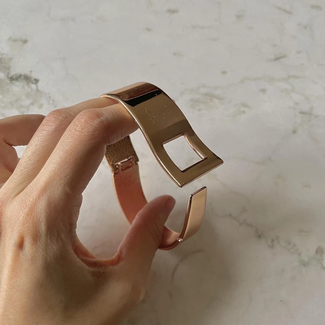 Rose Metallic Clasp Bracelet - 91