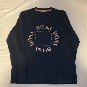 Hugo Boss Salbo Circle Sweatshirt - Navy Blue sweatshirt Cirka ett år gammal, använd väldigt få gånger Inga hål eller skador. Säljs pågrund av lite användning Originalpris 1700kr Pris kan diskuteras