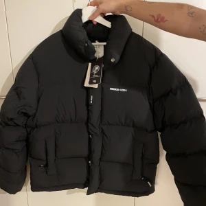 Axel Arigato - Halo down jacket - Helt ny dunjacka från Axel Arigato, nypris är ca 6900kr säljs för 4900kr. Priset går att diskutera! Den är i storlek L men passar även M. 