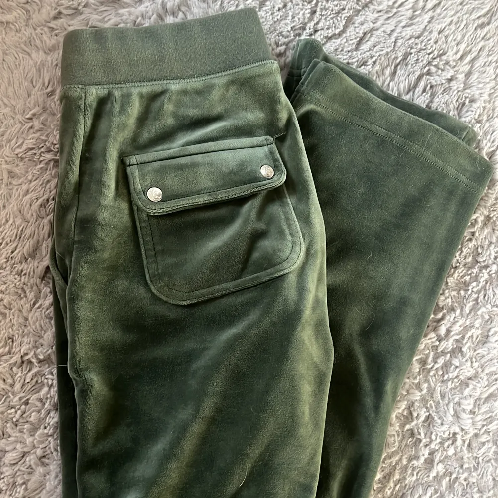 Säljer mina gröna juicy byxor i jättebra skick. Jeans & Byxor.