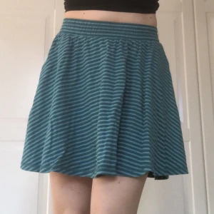 Randig circleskirt - Extremt bekväm kjol i fint skick, med fickor!😊 storlek L men passar många storlekar pga resårbandet i midjan (som också är invikt på sista bilden)💗skriv om du har frågor:)