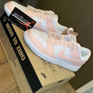 W Nike Dunk Low - Fick dessa i present, aldrig använda! Storlek 37.5, passade mig som är storlek 37! Köpta för 2700:- hos @Skovdesnkrs på instagram!