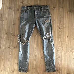Balmain Ripped Jeans Herr - Säljer för dom är för breda för mig. Inköpta i Amsterdam 2019. 