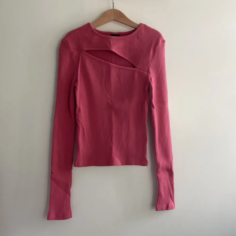 Rosa långärmad tröja med ett slit på framsidan. Köparen står för frakten . Tröjor & Koftor.