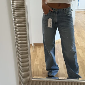 Zara jeans - Långa, blå, superfina jeans. Helt nya från zara. Säljer då de inte är rätt i storlek. Nypris 559 kr. Köparen står för frakten. 