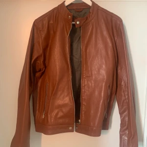 Clifton skinnjacka vintage  - En brun röd skinnjacka från märket clifton i storlek M, bra skick och aldrig använd!  vintage ☺️
