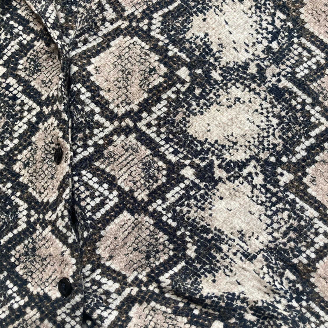 Ormskinnsmönstrad topp från Urban outfitters - 90