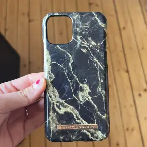 Fint skick till iPhone 11 PRO eller mobil med samma som den. Endast liten defekt se sista bilden. 150kr?