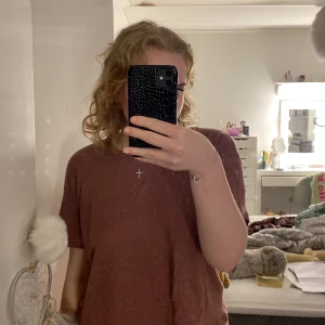 Vinröd t-shirt - En t-shirt i vinröd färg från Lindex, strl Xs men overzize så typ som en M på mig. Jätteskönt och luftigt material. Lite smått nopprig men inget man alls tänker på. Använd några ggr. 40kr+frakt