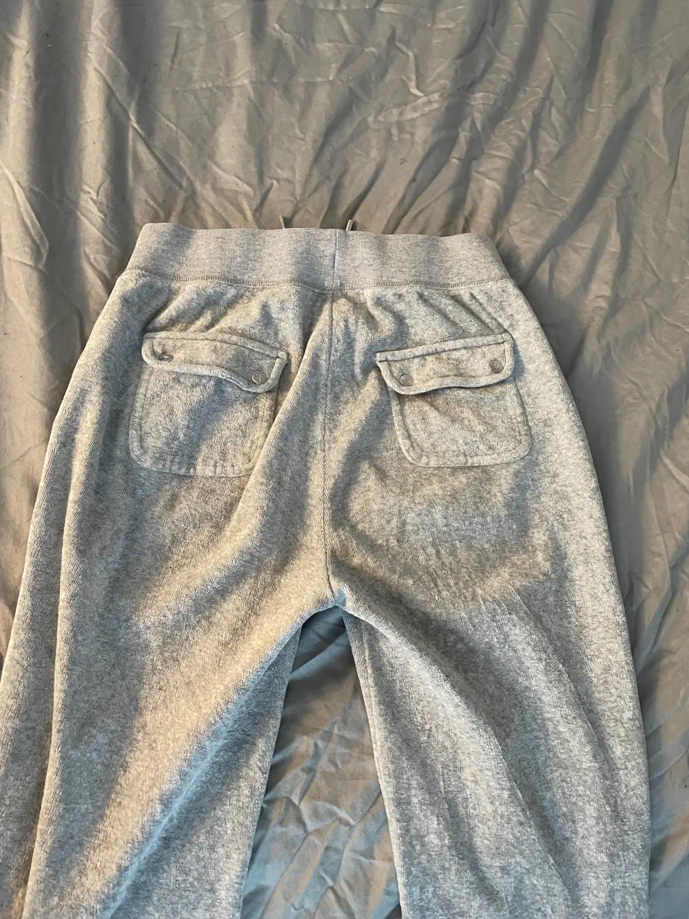 Juicy byxor i fint skick, ena silverdetaljen är borta, storlek XS säljer för 650kr . Jeans & Byxor.