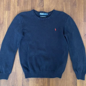 Ralph lauren - Säljer en stickad ralph lauren tröja i strl M. Superfint skick. Perfekta passformen. Köpare står för frakt🥰