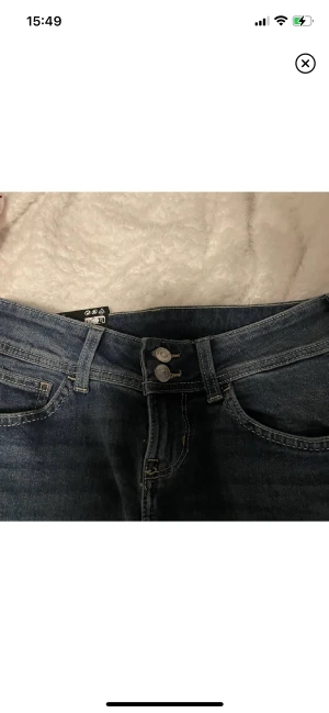 Low flared jeans  - Köpte 2 par som jag sålt ett par och behöll dom här men nu vill jag även sälja dessa använda 1-2 gånger Max. Stolek 34 skriv om fler frågor finns svarar nästan direkt ❤️