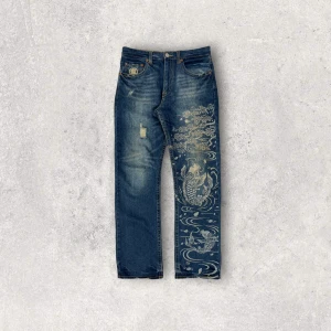 Karakuri Tamashii Jeans - 00’s - Waist: 86 cm, length: 107 cm. If you are interested in the item please DM first. 