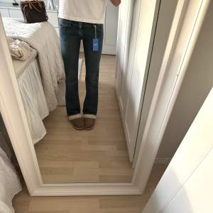 Lågmidjade bootcut jeans från wrangler! Storlek 27/32
