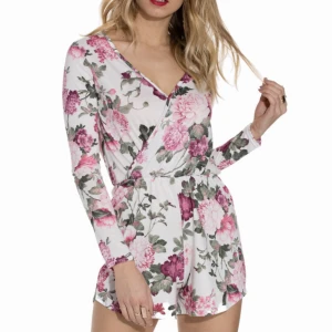 Blommig playsuit - Säljer denna blommiga playsuit från Nelly trend. Aldrig använd. Luftigt material så väldigt skön på sommaren. Nypris 299
