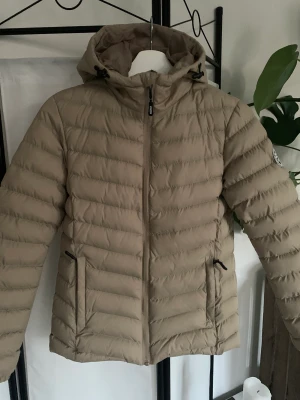 Jacka - Absolut Nyskick, aldrig använd, Beige Vinson Polo. Inköpspris 500kr