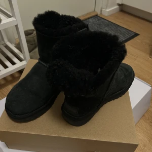 Uggs - Säljer mina svarta uggs i storlek 38, kommer inte längre till användning. Ej rengjorda på bilderna, gör sjävklart rent dom innan jag skickar iväg. Som nya förutom då snäppet missfärgade på framsidan, dock inte man tänker på allt för mycket tycker jag💗