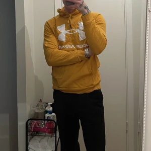 Hoodie Under armour - Hoodie från underarmor. Knappt använd, nyskick.