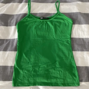Zara topp - Ett jätte fint grönt linne från zara.  Använt fåtal gånger. Storlek: s Hör av dig vid frågor! 💚💚💚