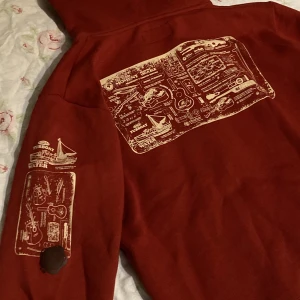 Mörkröd graphic hoodie - Jättemysig oversized hoodie som är merch från Tubbo som var limited edition och säljs inte längre! Säljer eftersom den inte används längre men den är super bekväm och mysig med mjukt material på insidan💕