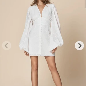 Intressekoll Vit klänning från adoore OANVÄND 💞 - Jätte söt vit kort klänning från adoore, liten i strlk. jätte bra nu till studenten eller till sommaren, köpte flera stycken och hann inte lämna tillbaka därav säljer jag den. Kan gå ner i pris vid snabb affär ❤️