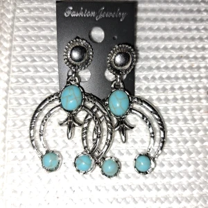 Fina örhängen m Turkoser🦋 - Hej alla glada 🌹 Här har jag ett par fina örhängen,Nya, med äkta Turkoser 🦋 Pris: 10 kr plus frakt 16 kr 🦋 Kontakta mig innan köp 🦋 Anki 🌹