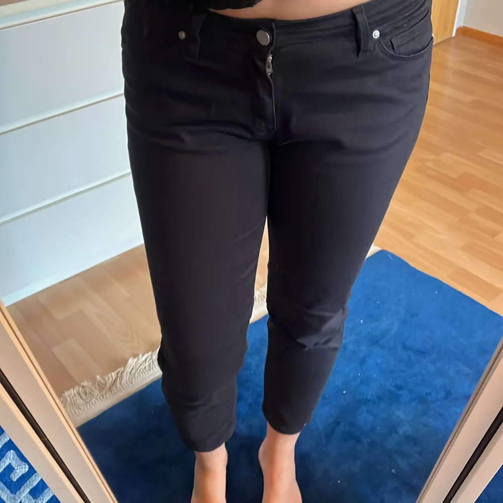 Svarta jeans från Cahartt. Tyvärr för små för mig :( w’ carver ankel pant, storlek 28. Jeans & Byxor.