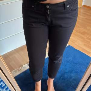 Svarta jeans från Cahartt. Tyvärr för små för mig :( w’ carver ankel pant, storlek 28