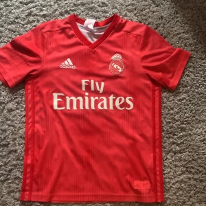 Real Madrid t shirt - Real Madrid tröja från adidas 8/10 skick   2018/2019  13-14 år