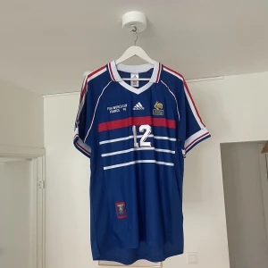 Henry france vm 1998 - Säljer nu en av de fetaste fotbollströjorna. Passar dig som vill ha den lite ”oversized” eller är ent 185-190 Kan fixa bilder på hur den sitter och har själv aldrig haft på mig den mer än testad