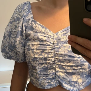 Ginatricot blus  - Somrig blus från Ginatricot! Aldrig använd men tagit bort lapparna💙🦋