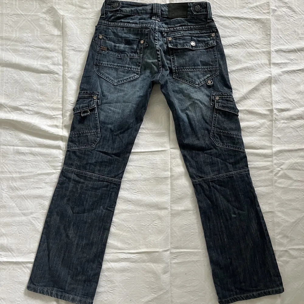 Supersnygga cargojeans från diesel med en en straight fassform❤️‍🔥 Midjemått: 78 cm Längd: 95 cm Innerbenslängd: 75cm. Jeans & Byxor.