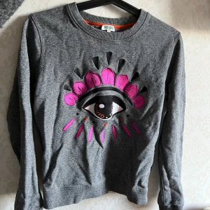 Kenzo tröja - Äkta Kenzo tröja (behövs såklart strykas, då den legat i en bunt med kläder som ska säljas)