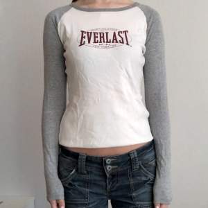 Långärmad baseball-aktig t-shirt från Everlast med raglanärmar. 🤍