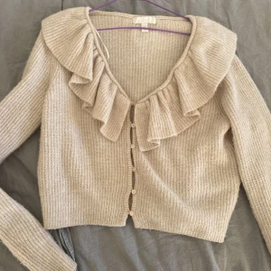 Stickad tröja/blus - Stickad tröja, mycket bra sick. Storlek S. Pris-100kr