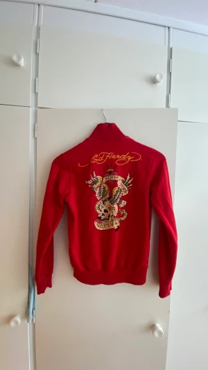 Ed hardy kofta - Ed hardy zip hoodie M i barnstorlen så XS. Skriv om du vill ha bilder på