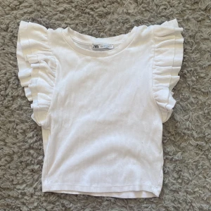 Fjärils tröjor - Två stycken fjärils tröjor från Zara. Få båda för 70kr