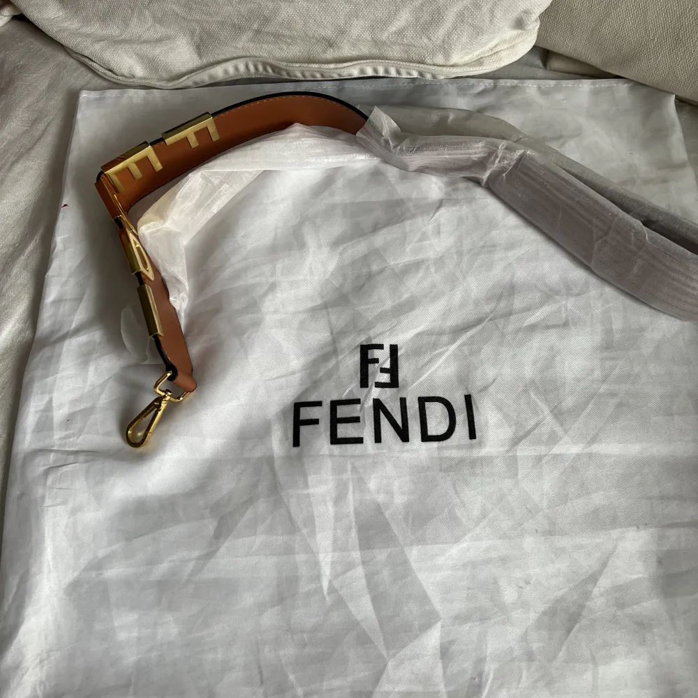 Helt Ny oanvänd! Replika Fendi Medium shopper Sunshine väska. Med axelrem och dustbag. Perfekt för att ha datorn i! Även för att resa med :)  Kommer med tagg och ett Fendi kort. För mer bilder kontakta mig.  . Väskor.