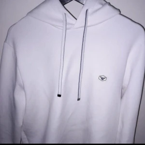 Armani hoodie  - Armani tröja i nyskick, använd 2ggr. Materialet är bekvämare än allt annat jag haft Storlek M passar S också. Säljes pga har flera. Nypris 1800:-