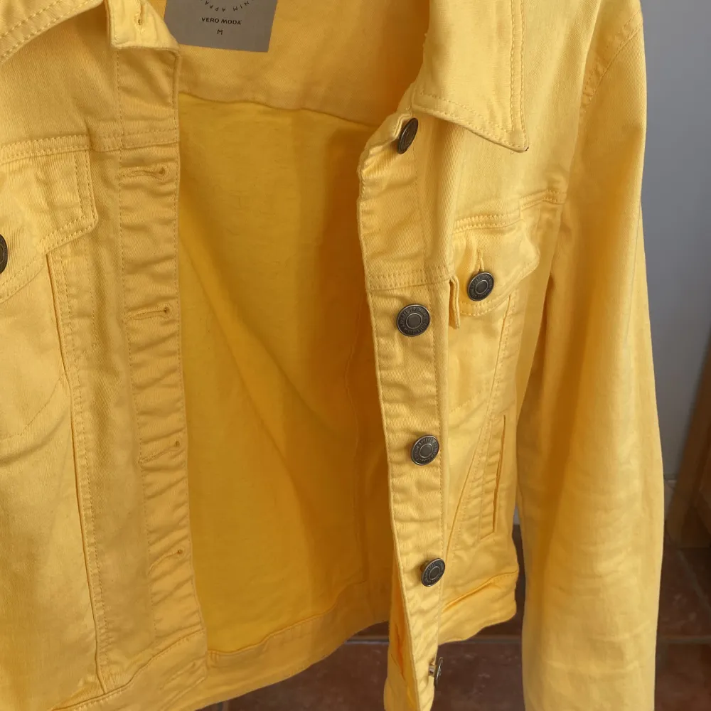 En gul helt oanvänd jeansjacka i storlek medium men passar S🫶🏻toppen skick . Jackor.