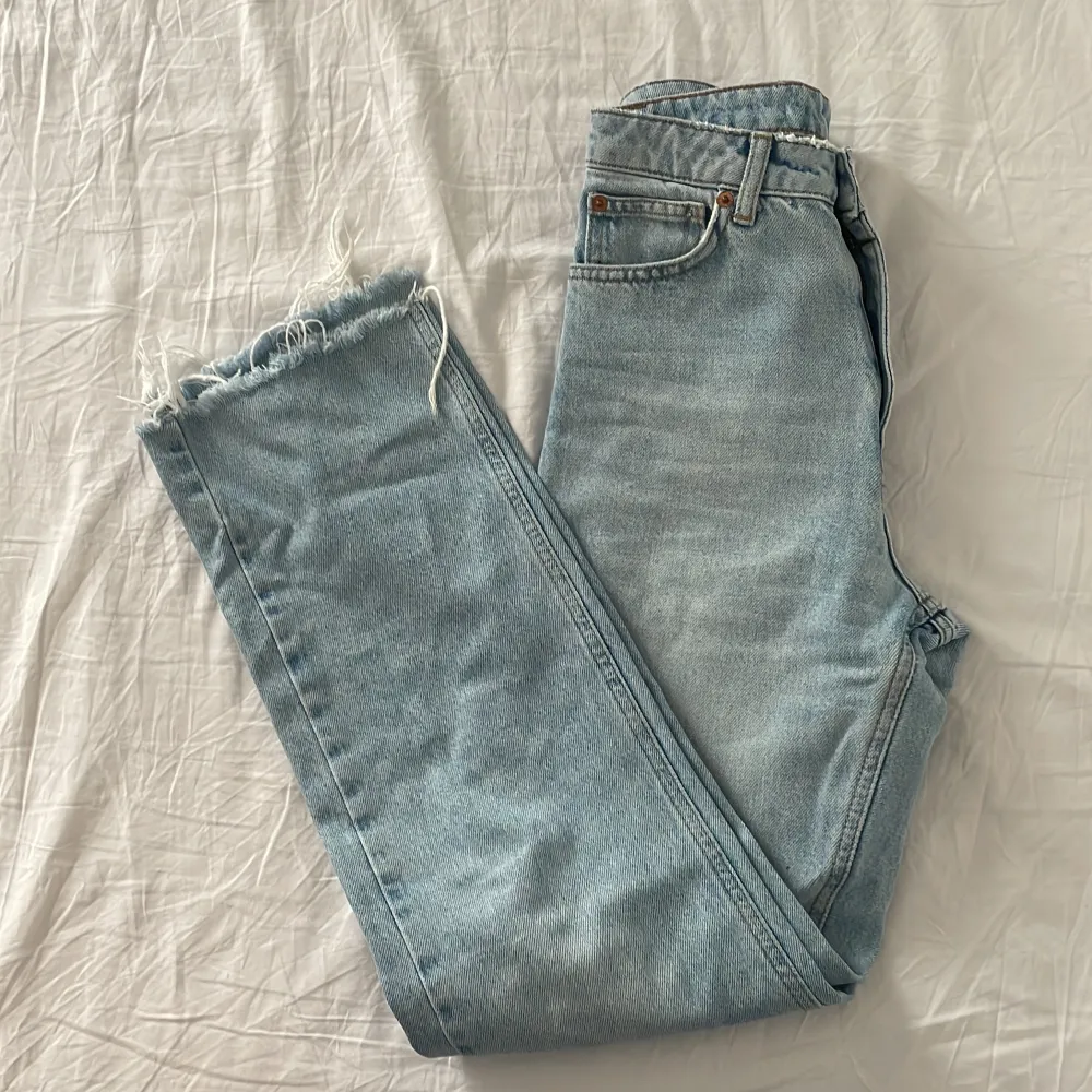 Högmidjade ljusblå NA-KD jeans i storlek 34! Bra skick💗. Jeans & Byxor.