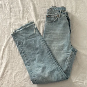 NA-KD jeans  - Högmidjade ljusblå NA-KD jeans i storlek 34! Bra skick💗
