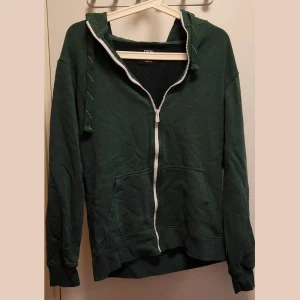 Dark Green hoodie - Size M, used once, great condition. Feel free to contact for more info & Swedish