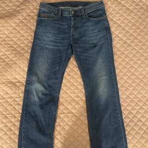 Mörkblå Diesel jeans i bra skick. Fit: Straight leg 32x32