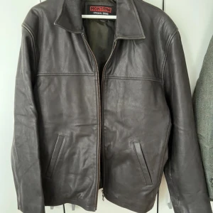 läderjacka - mörkbrun jacka i läder. i perfekt vintage skick, åldrats vackert. 